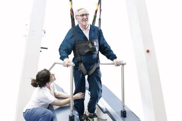 Patientin trainiert im THERA-Trainer lyra das Gehen