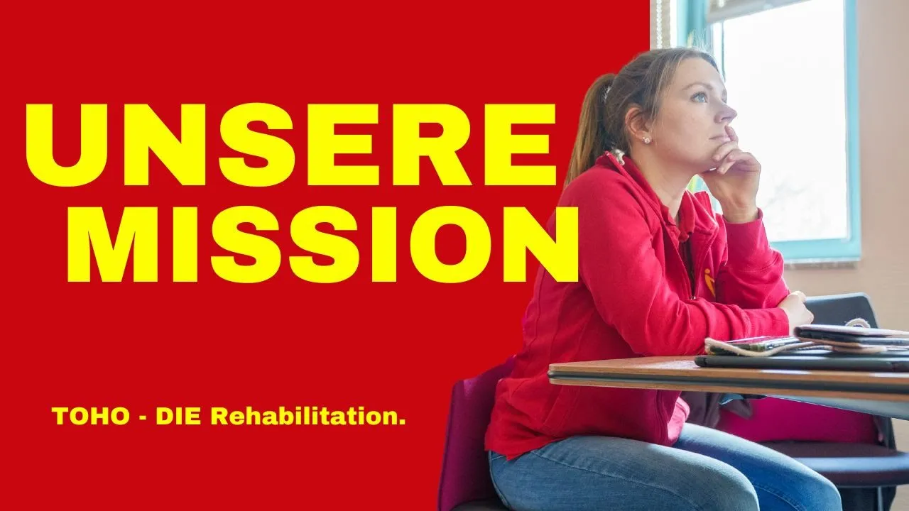 Vorschaubild des Videos: rote Fläche mit dem Schriftzug „UNSERE MISSION – TOHO. DIE Rehabilitation“, daneben eine Frau an einem Tisch